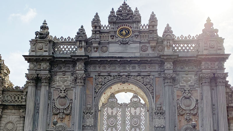 ドルマバフェ宮殿の荘厳な門
